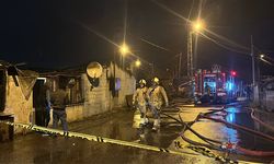 Sultangazi'de gecekondudan atölyeye sıçrayan yangın söndürüldü