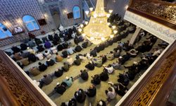 Hollanda'da Müslümanlar, bayram namazı için kentteki camileri doldurdu