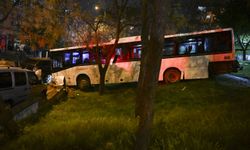 Ankara'da park halindeyken freni boşalan işçi servisi, araçlara çarparak durabildi