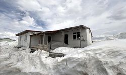 Ardahan'da yayla evleri halen kar altında bulunuyor