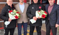 Avrupa'dan iki madalya ile dönen tekvandocular, Erzurum'da çiçeklerle karşılandı