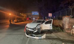 Bolu'da istinat duvarına çarpan otomobilin sürücüsü yaralandı