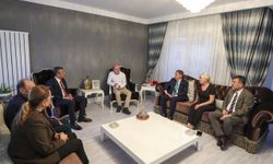 CHP Genel Başkanı Özel'den, annesi vefat eden eski milletvekili Cihaner'e taziye ziyareti
