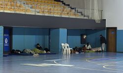 İstanbul'da bazı vatandaşlar deprem endişesiyle bu geceyi de dışarıda geçiriyor