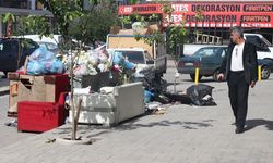 İzmir Çiğli'de işçilerin grevi nedeniyle sokaklarda çöp yığınları oluştu