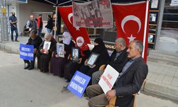Muşlu aileler, DEM Parti önündeki eylemlerini sürdürdü