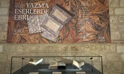 "Suya Saklanan Renkler: Yazma Eserlerde Ebru" sergisi İstanbul'da sanatseverlerle buluştu