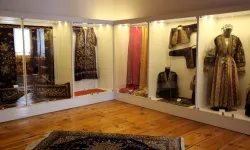 150 yıllık kıyafetler göz kamaştırıyor