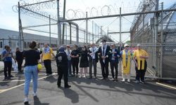 ABD'de, göçmenlerin tutulduğu merkezin önünde protesto düzenlendi