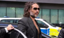 İngiliz aktör Russell Brand, tecavüz ve saldırı suçlamalarıyla hakim karşısına çıktı