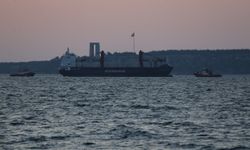 Çanakkale Boğazı'nda makine dairesinde yangın çıkan gemi kurtarıldı