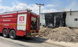 Afyonkarahisar'da dorse imalat atölyesinde çıkan yangın söndürüldü