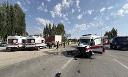 Ankara'da hasta taşıyan ambulans ile tır çarpıştı, 5 kişi yaralandı