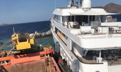 Bodrum açıklarında kayalıklara çarpan motoryatın kurtarılması için çalışmalar sürüyor