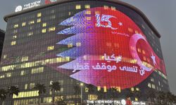 Doha'daki "The View Hospital", 15 Temmuz dolayısıyla Türk ve Katar bayraklarıyla aydınlatıldı