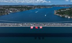 İstanbul Boğazı'ndaki köprülere Türk bayrağı asıldı
