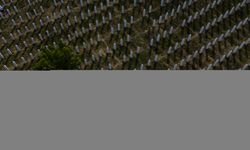 Srebrenitsa'daki Potoçari Anıt Mezarlığı'nda anma ve cenaze törenlerinin ardından sessizlik hakim oldu