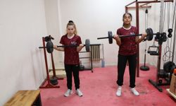 Teneffüste bilek güreşi yaparken keşfedilen Kilisli kızların bileği bükülmüyor