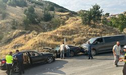 Tunceli'de üç otomobilin karıştığı zincirleme kazada 5 kişi yaralandı