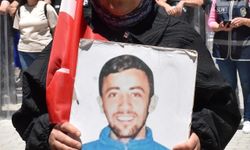 Vanlı aileler DEM Parti binası önündeki "evlat nöbeti"ni sürdürdü