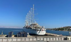En büyük yelkenli yolcu gemilerinden "Club Med 2" Çeşme Limanı'na demirledi