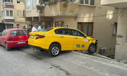 Küçükçekmece'de freni tutmayan taksi duvarda asılı kaldı