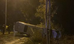 Adana'da işçileri taşıyan minibüsün devrilmesi sonucu 13 kişi yaralandı