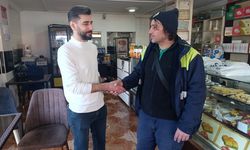 Adana'da temizlik işçisi parkta bulduğu cep telefonunu sahibine ulaştırdı