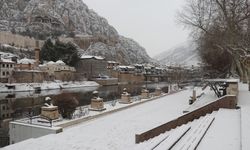 Amasya'da karın ardından caddeler beyaza büründü
