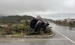 Aydın'da trafik ışığına çarpan otomobildeki 2 kişi yaralandı