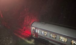 Balıkesir'de yolcu treninin lokomotifi ve 1 vagonu toprak kayması nedeniyle raydan çıktı