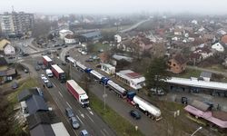 Balkan ülkelerindeki yüzlerce kamyon ve tır şoförü, AB'nin yeni geçiş sistemini protesto ediyor
