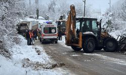 Bartın'da çöp kamyonu ile toprak yığını arasına sıkışan temizlik işçisi yaralandı