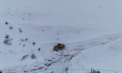 Bayburt'ta çığ düşmesi sonucu kapanan köy yolu ulaşıma açıldı