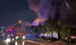 Bursa'da fabrikada çıkan yangına müdahale ediliyor