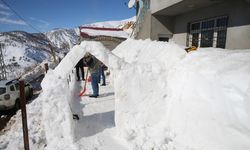 Çocuklar için kardan igluyu andıran oyun grubu yaptı