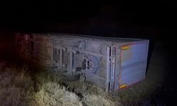 Çorum'da devrilen tırın sürücüsü yaralandı