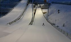 Disiplinle çalışan çocuklar, cesaret gerektiren kayakla atlamaya hazırlanıyor