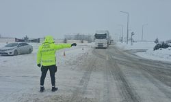 Erzincan'daki kara yollarında kar ve tipi nedeniyle ulaşım güçlükle sağlanıyor