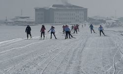 Erzurum'dan madalyalarla dönen Yüksekovalı kayakçılar etap yarışlarında da aynı başarıyı hedefliyor