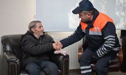 Esenyurt'ta temizlik personeli yolda bulduğu para dolu poşeti sahibine teslim etti