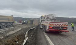Eyüpsultan'da devrilen hafriyat kamyonu trafikte yoğunluğa yol açtı
