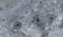 Gümüşören Barajı'nda soğuğun etkisiyle oluşan ve göz bebeklerine benzeyen buz oluşumları görüntülendi