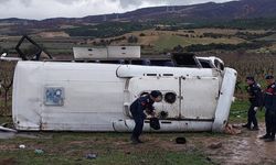 GÜNCELLEME 2 - Denizli'de devrilen midibüste 1 kişi öldü, 22 kişi yaralandı