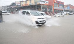 GÜNCELLEME - Adana'da sağanak hayatı olumsuz etkiledi