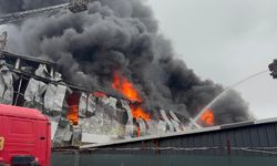 GÜNCELLEME - Ataşehir'de iş yerinde çıkan yangına müdahale ediliyor