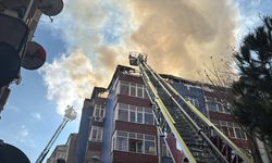 GÜNCELLEME - Esenler'de bir binanın çatı katında çıkan yangın söndürüldü