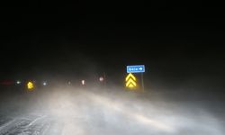 GÜNCELLEME - Kars-Göle kara yolu kar ve tipi nedeniyle tüm araç geçişine kapatıldı