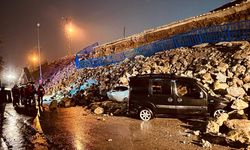 Hatay'da istinat duvarının çökmesi 6 araçta hasara yol açtı