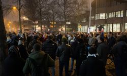 Hollanda'da iki Müslüman kadına tekme atarak ve cop kullanarak uygulanan ırkçı şiddete karşı protesto